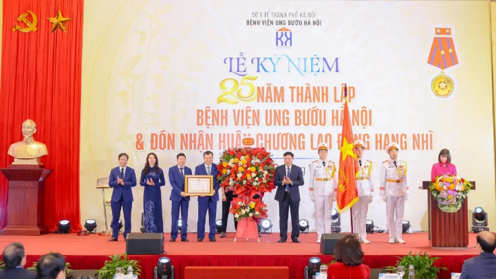 Bệnh viện Ung bướu Hà Nội đón Huân chương Lao động hạng Nhì